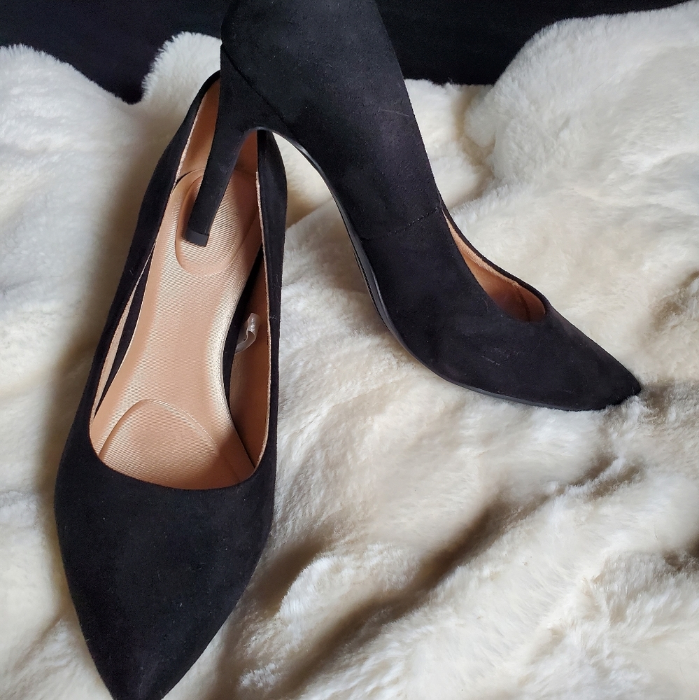 Black pumps